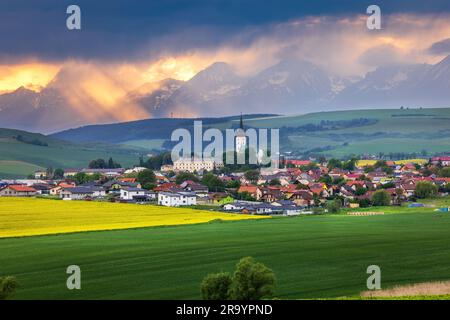 Spissky Stvrtok ist ein Dorf und eine Gemeinde im Bezirk Levoca in der Region Presov im Mittleren Osten der Slowakei. Hohe Tatra im Hintergrund Stockfoto