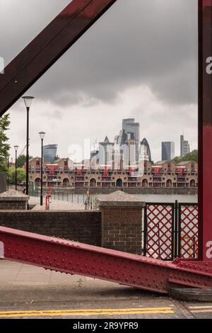 Hotel am Shadwell Basin, und eine graue und düstere Skyline der Stadt London im Hintergrund, London, England, Großbritannien Stockfoto