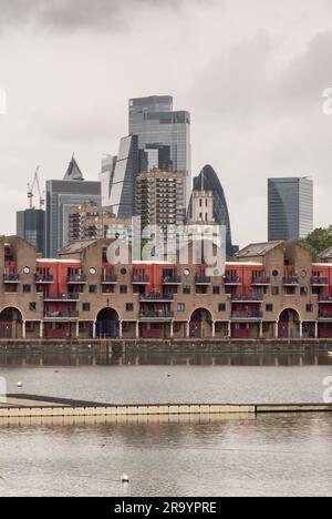 Hotel am Shadwell Basin, und eine graue und düstere Skyline der Stadt London im Hintergrund, London, England, Großbritannien Stockfoto