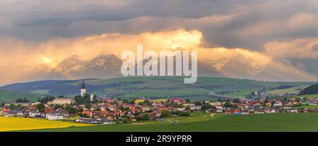 Spissky Stvrtok ist ein Dorf und eine Gemeinde im Bezirk Levoca in der Region Presov im Mittleren Osten der Slowakei. Hohe Tatra im Hintergrund Stockfoto