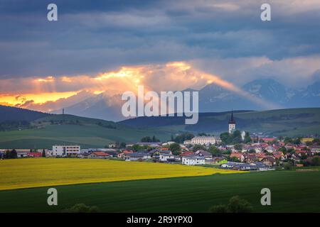 Spissky Stvrtok ist ein Dorf und eine Gemeinde im Bezirk Levoca in der Region Presov im Mittleren Osten der Slowakei. Hohe Tatra im Hintergrund Stockfoto