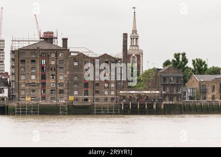 Thames Tunnel Mills und der Tower of St Mary the Virgin Church, Rotherhithe, London, England, Großbritannien Stockfoto