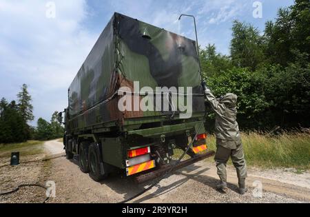 Sonthofen, Deutschland. 29. Juni 2023. Ein ukrainischer Soldat übt die Dekontaminierung eines Fahrzeugs während des NBC-Verteidigungstrainings in einem Trainingsgelände der Bundeswehr aus. Kredit: Karl-Josef Hildenbrand/dpa - ACHTUNG: Nummernschild des Fahrzeugs verpixelt auf Anweisung der Bundeswehr/dpa/Alamy Live News Stockfoto