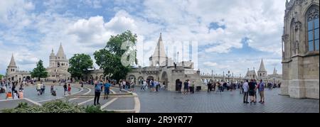 Budapest, Ungarn - 05,20, 2023: Fischerbastei mit Menschen. Stockfoto