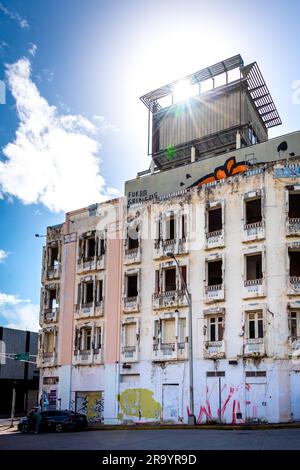 San Juan Puerto Rico verlassenes Apartmentgebäude in Ruinen nahe dem Centro de Bellas Artes, abblätternde Farbe, keine Fenster, Sonnenschein durch die Struktur. Stockfoto