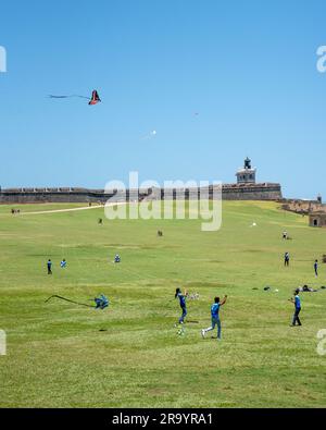 Kinder fliegen Drachen auf dem grasbedeckten Rasen außerhalb von Castillo San Cristóbal im historischen Viertel Old San Juan Puerto Rico Stockfoto