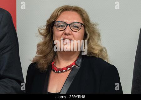 Bremen, Deutschland. 29. Juni 2023. Özlem Ünsal (SPD) wird auf einer Pressekonferenz des EPPD als Kandidat für das Amt des Senators für Bau, Verkehr und Stadtentwicklung vorgestellt. Kredit: Marco Rauch/dpa/Alamy Live News Stockfoto