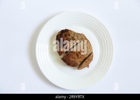 Gebratenes, gehacktes Schnitzel auf einem weißen Teller Stockfoto