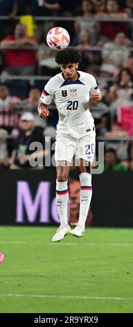 St. Louis, USA. 28. Juni 2023. Der US-Verteidiger Jalen Neal (20) führt den Ball an. Die USA besiegten Saint Kitts & Nevis 6-0 bei einem Bühnenspiel der Gold Cup-Gruppe im CITY Park Stadium in St. Louis, MO, Mittwoch, 28. Juni 2023. Foto: Tim Vizer/Sipa USA Kredit: SIPA USA/Alamy Live News Stockfoto