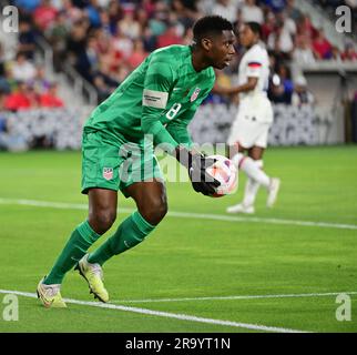 St. Louis, USA. 28. Juni 2023. Der US-Torwart Sean Johnson (18) holt den Ball. Die USA besiegten Saint Kitts & Nevis 6-0 bei einem Bühnenspiel der Gold Cup-Gruppe im CITY Park Stadium in St. Louis, MO, Mittwoch, 28. Juni 2023. Foto: Tim Vizer/Sipa USA Kredit: SIPA USA/Alamy Live News Stockfoto