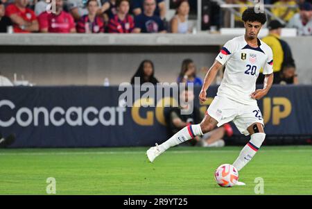 St. Louis, USA. 28. Juni 2023. US-Verteidiger Jalen Neal (20) bewegt den Ball nach unten. Die USA besiegten Saint Kitts & Nevis 6-0 bei einem Bühnenspiel der Gold Cup-Gruppe im CITY Park Stadium in St. Louis, MO, Mittwoch, 28. Juni 2023. Foto: Tim Vizer/Sipa USA Kredit: SIPA USA/Alamy Live News Stockfoto