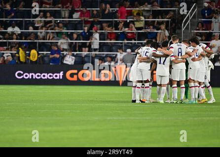 St. Louis, USA. 28. Juni 2023. Das Team der Vereinigten Staaten trifft sich vor Beginn der zweiten Halbzeit. Die USA besiegten Saint Kitts & Nevis 6-0 bei einem Bühnenspiel der Gold Cup-Gruppe im CITY Park Stadium in St. Louis, MO, Mittwoch, 28. Juni 2023. Foto: Tim Vizer/Sipa USA Kredit: SIPA USA/Alamy Live News Stockfoto