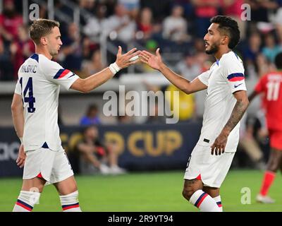 St. Louis, USA. 28. Juni 2023. Der US-Mittelfeldspieler Djordje Mihailovic (14, links) gratuliert dem US-amerikanischen Forward Jesús Ferreira (9), nachdem er Anfang der zweiten Halbzeit ein Tor geschossen hatte. Die USA besiegten Saint Kitts & Nevis 6-0 bei einem Bühnenspiel der Gold Cup-Gruppe im CITY Park Stadium in St. Louis, MO, Mittwoch, 28. Juni 2023. Foto: Tim Vizer/Sipa USA Kredit: SIPA USA/Alamy Live News Stockfoto