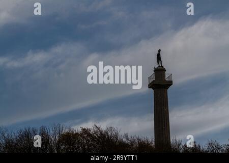 Oben auf dem Marquess of Anglesey's Column Llanfairpg, Anglesey, North Wales, Landschaftskopie links. Stockfoto