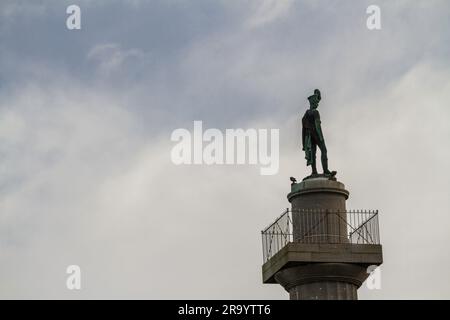 Oben auf dem Marquess of Anglesey's Column Llanfairpg, Anglesey, North Wales, Landschaftskopie links, Teleobjektiv Stockfoto