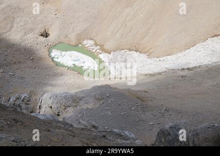 Kleiner Bergsee, geformt durch geschmolzenen Schnee, in den Dolomiten, Italien, Spätsommer. Gletscher. Stockfoto