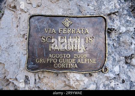 Schild, Schild an der Via ferrata Sci Club 18 Faloria, eine schwierige Route über Cortina d'Ampezzo. Dolomiten, Italien - 11. August 2022. Stockfoto