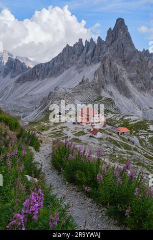 Berghütte Locatelli (Dreizinnenhutte) in der Nähe des Berges Paterno (Paternkofel), ein Wahrzeichen für Besichtigungen, Wanderungen und Trekking-Touren. Stockfoto