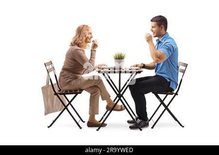 Reife Frau und ein jüngerer Mann, der Kaffee isoliert auf weißem Hintergrund trinkt Stockfoto