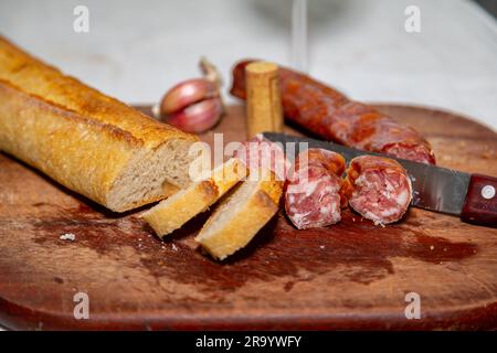 Traditionelles Brot mit rustikaler kolonialer Salami, bekannt in Brasilien als „Xaxixo mit Brot“ Stockfoto