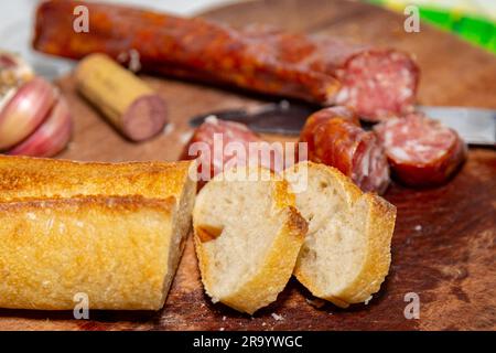 Traditionelles Brot mit rustikaler kolonialer Salami, bekannt in Brasilien als „Xaxixo mit Brot“ Stockfoto