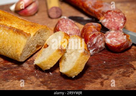 Traditionelles Brot mit rustikaler kolonialer Salami, bekannt in Brasilien als „Xaxixo mit Brot“ Stockfoto