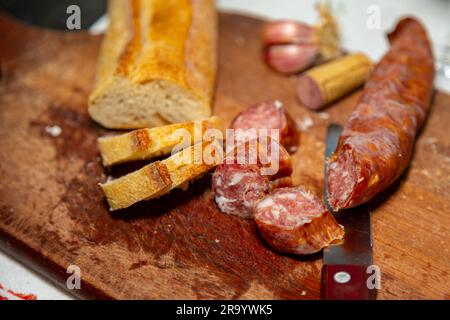 Traditionelles Brot mit rustikaler kolonialer Salami, bekannt in Brasilien als „Xaxixo mit Brot“ Stockfoto