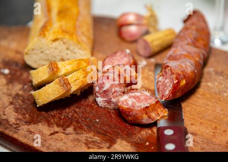 Traditionelles Brot mit rustikaler kolonialer Salami, bekannt in Brasilien als „Xaxixo mit Brot“ Stockfoto