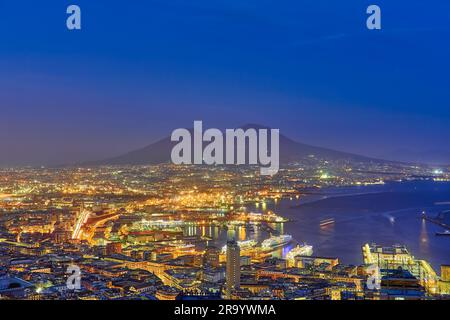 Blick aus der Vogelperspektive auf Neapel bei Nacht vom Vomero-Viertel. Castel Sant'elmo im Vordergrund, während im Hintergrund der Hafen der Stadt und das Schloss Ovo. T Stockfoto