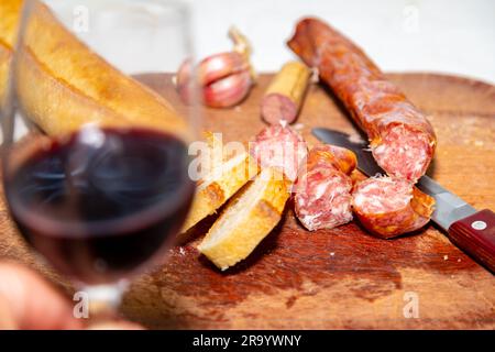 Traditionelles Brot mit rustikaler kolonialer Salami, bekannt in Brasilien als „Xaxixo mit Brot“ Stockfoto