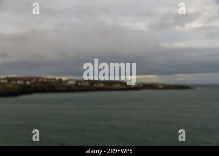 Verschwommener oder unscharfer Anglesey North Coastal Path, Wales. Herbst oder Herbst mit Bull Bay, Landschaft. Stockfoto