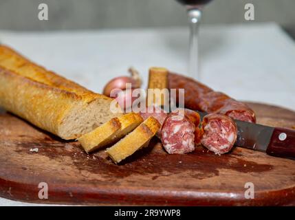 Traditionelles Brot mit rustikaler kolonialer Salami, bekannt in Brasilien als „Xaxixo mit Brot“ Stockfoto