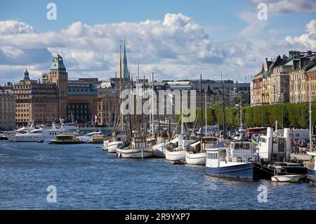 Nybroviken Bucht mit Gebäuden im Hintergrund gegen bewölktem Himmel in Stockholm, Schweden Stockfoto