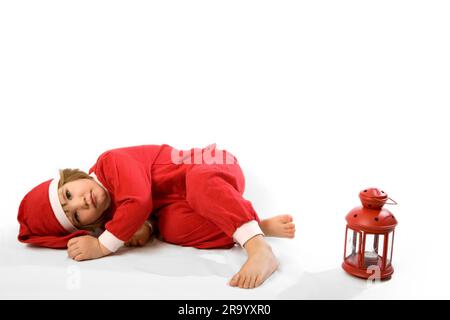 Santa Mädchen ruhen im Stock neben einer roten Laterne auf weißem Hintergrund Stockfoto