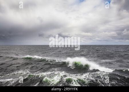 Raues Meer und wolkiger Himmel an der Ostsee. Stockfoto