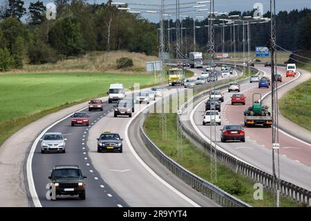 Erhöhte Ansicht des Autos auf der Autobahn zweibahnige Stockfoto