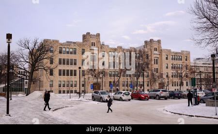 Winnipeg, Manitoba, Kanada - 11 18 2014: Studenten und Autos vor dem Buller Building in Fort Garry Campus der University of Manitoba, Winnipeg Stockfoto