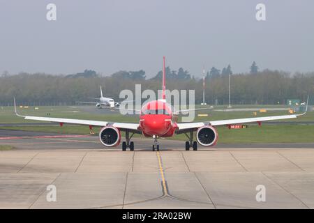 TF-PPB, PLAY Airlines, Airbus A320neo, Ankunft am Flughafen London Stansted, Essex, Großbritannien Stockfoto