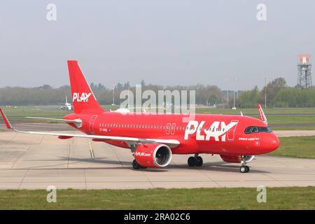 TF-PPB, PLAY Airlines, Airbus A320neo, Ankunft am Flughafen London Stansted, Essex, Großbritannien Stockfoto