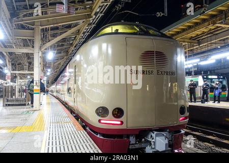 Abfahrt des Sunrise Express, des letzten Nachtzugs in Japan, vom Bahnhof Tokio Stockfoto