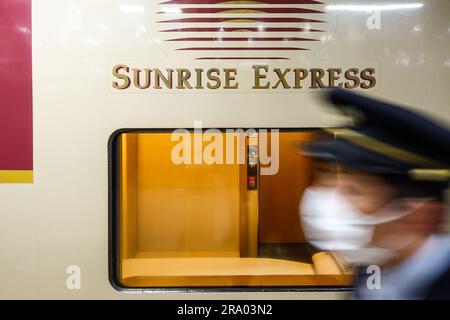 Zugführer, der Kontrollen während der Abfahrt des Sunrise Express, des letzten Nachtzugs in Japan, vom Bahnhof Tokio aus durchführt Stockfoto