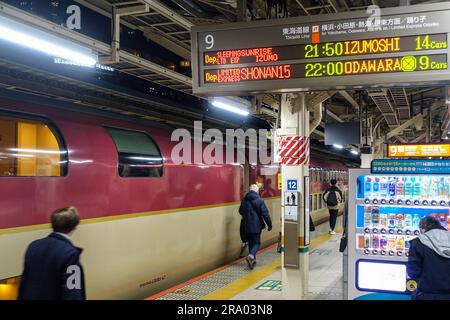 Abfahrt des Sunrise Express, des letzten Nachtzugs in Japan, vom Bahnhof Tokio Stockfoto