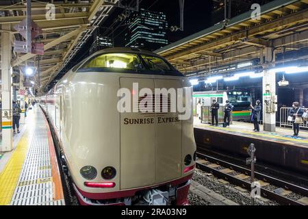 Abfahrt des Sunrise Express, des letzten Nachtzugs in Japan, vom Bahnhof Tokio Stockfoto