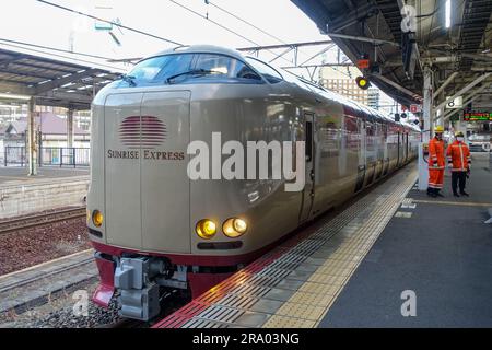 Abfahrt des Sunrise Express, des letzten Nachtzugs in Japan, vom Bahnhof Tokio Stockfoto