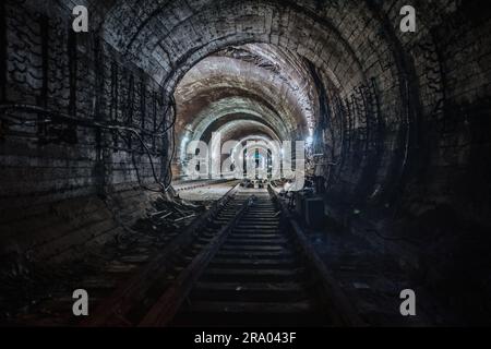Runder unterirdischer U-Bahn-Tunnel mit Tubing Stockfoto