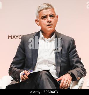 London, Großbritannien. 29. Juni 2023. Sadiq Khan. Londoner Quiz Bürgermeister von London, Sadiq Khan, und seine stellvertretenden Bürgermeister bei der State of London Debate 2023, moderiert von James O'Brien. Zu den Themen gehören Verkehr, Polizei und Sicherheit, Luftqualität und Umwelt Wohnungsbau und die wirtschaftliche Erholung in London. Deputy Mayors (von links nach rechts) Shirley Rodrigues, Environment & Energy, Tom Copley, Housing & Residential Development, Sophie Linden, Police & Crime, Seb Dance, Transport & Deputy Chair TfL Credit: Imageplotter/Alamy Live News Stockfoto