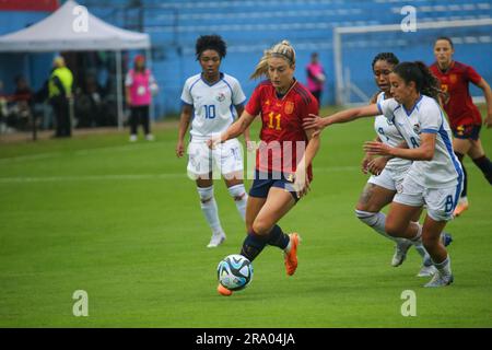 Aviles, Spanien, 30. Juni 2023: Die Spielerin Spaniens, Alexia Putellas (11), mit dem Ball gegen mehrere Rivalen während des Freundschaftsspiels zwischen Spanien und Panama am 30. Juni 2023 im Roman Suarez Puerta Stadium in Aviles, Spanien. Alberto Brevers/Alamy Live News Stockfoto