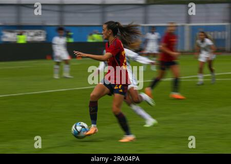 Aviles, Spanien, 30. Juni 2023: Spaniens Spielerin Maria Perez (27) mit dem Ball während des Freundschaftsspiels zwischen Spanien und Panama am 30. Juni 2023 im Roman Suarez Puerta Stadium in Aviles, Spanien. Alberto Brevers/Alamy Live News Stockfoto