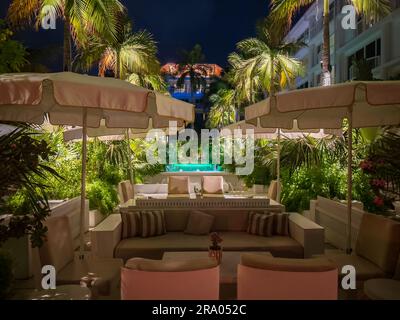 Grand Cayman, Cayman Islands, Juni 11. 2023, Blick in der Nacht auf eine Ruhezone von Palm Heights, einem Boutique-Hotel am Seven Mile Beach Stockfoto