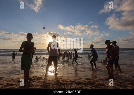 Gaza, Palästina. 29. Juni 2023. Die Palästinenser spielen am zweiten Tag des Eid al-Adha-Urlaubs am Mittelmeer-Strand Fußball. (Foto: Ahmed Zakot/SOPA Images/Sipa USA) Guthaben: SIPA USA/Alamy Live News Stockfoto